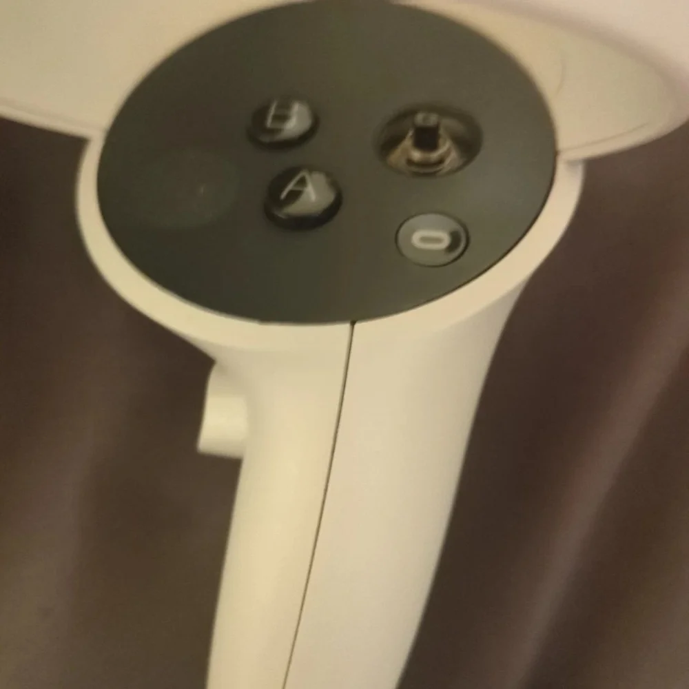 Oculus White VR Headset with Controllers